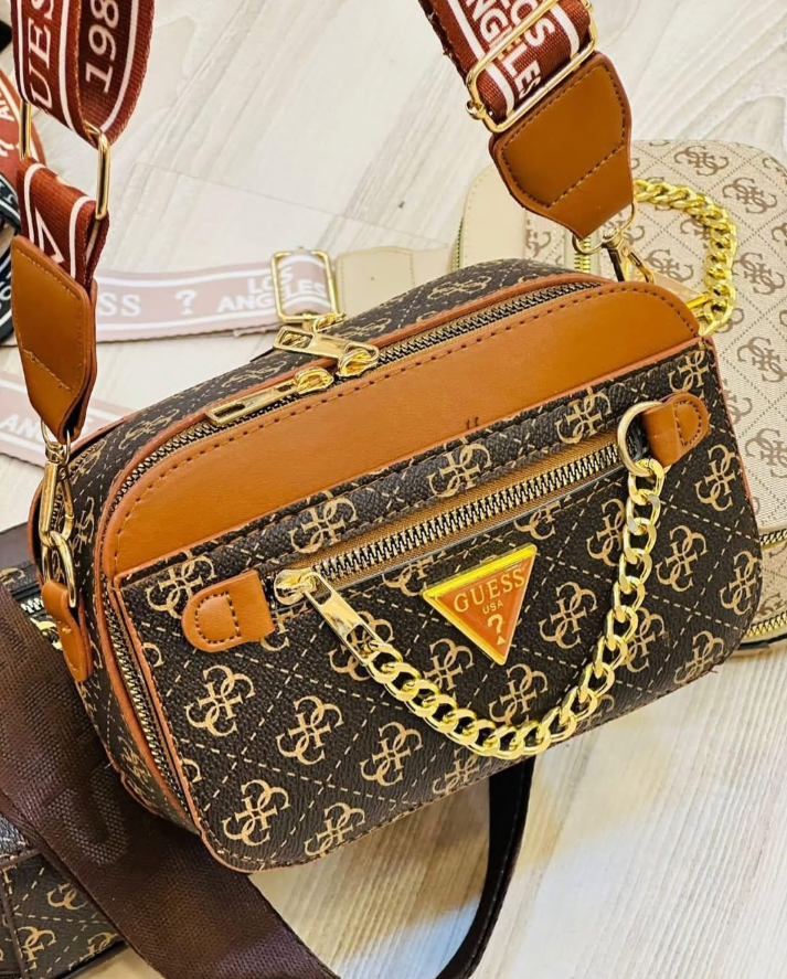 Geniş Askılı Zincir Detaylı Logolu Kadın Çanta